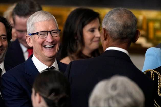 Inauguration of the 47th President Apple CEO Tim Cook greets former President Barack Obama after the 60th Presidential Inauguration in the Rotunda of the U.S. Capitol in Washington, Monday, Jan. 20, 2025. (AP Photo Julia Demaree Nikhinson, Pool) AdMedia Washington District of Columbia United States of America EDITORIAL USE ONLY  Copyright: xx DCJE461 CNP AdMediax admphotostwo913404