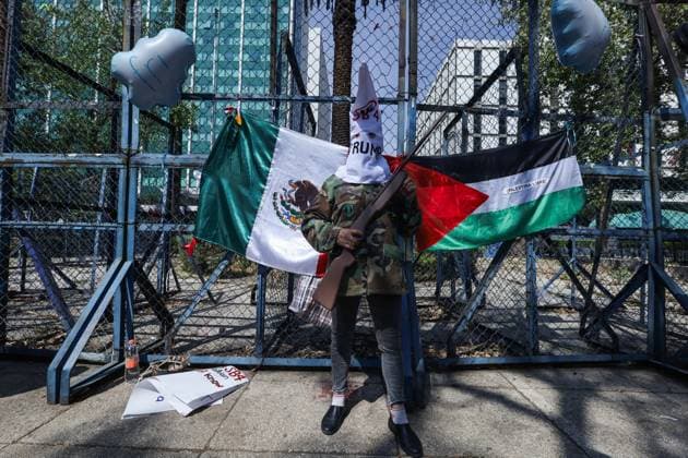 Mexiko, Proteste vor der Botschaft der USA am Tag der Amtseinführung von Donald Trump January 20, 2025, Mexico City, Mexico: Organizations and individuals held an anti-capitalist, anti-fascist and anti-imperialist demonstration in front of the United States of America s Embassy in Mexico City, on the occasion of Donald Trump s inauguration as President. The protesters burned a figure and broke a pioÂ±ata with the image of Trump, warned about the tightening of immigration laws in the USA and demanded the immediate liberation of the Palestinian territory. Mexico City Mexico - ZUMAl178 20250120_znp_l178_030 Copyright: xCristianxLeyvax