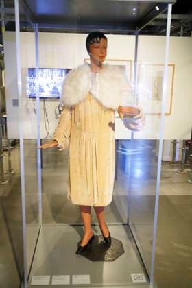 Kino der Moderne - Film in der Weimarer Republik , Ausstellung in der Kinemathek, Deutsches Filmmuseum in Berlin, Abendmantel von jenny Jugo, Berlin Deutschland, Germany *** Cinema the Modernity Film in the Weimar Republic , Exhibition in the Cinematheque, German Film Museum in Berlin, Evening coat from Jenny Jugo, Berlin Germany, Germany