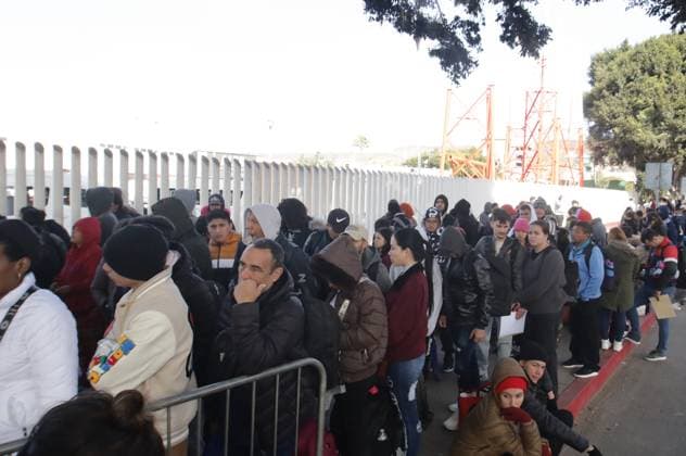 Mexiko, Asylsuchende an der Grenze zu den USA in Tijuana (250121) -- TIJUANA, Jan. 21, 2025 -- Migrants line up at the Chaparral checkpoint in Tijuana, Mexico, Jan. 20, 2025. Minutes after President Donald Trump took office on Monday, the U.S. Customs and Border Protection (CBP) announced it has canceled all scheduled appointments for immigration and border processing. The CBP announced on social media that it would shut down the CBP One mobile app that allowed migrants to submit information and book appointments at eight U.S.-Mexico border ports after 11:00 p.m. Central Standard Time. (Photo by Xinhua) (SpotNews) MEXICO-TIJUANA-MIGRANTS-US-BORDER JoebethxTerriquez 