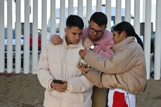Mexiko, Asylsuchende an der Grenze zu den USA in Tijuana Trump Shuts Down CBP One Asylum App Asylum seekers check their phones as they wait for a CBP One appointment at the El Chaparral border port in Tijuana, Mexico, on January 20, 2025. US President Donald Trump, during his inauguration, says that he will issue a raft of executive orders aimed at reshaping citizenship and immigration, starting with the asylum process, among others. The Trump administration shuts down the CBP One app for migrants. The Biden-era process allows nearly 1 million migrants to enter the US at legal border crossings since the app initiates. Tijuana BAJA CALIFORNIA Mexico  Copyright: xCarlosxMorenox originalFilename: moreno-thetrump250120_npThl.jpg