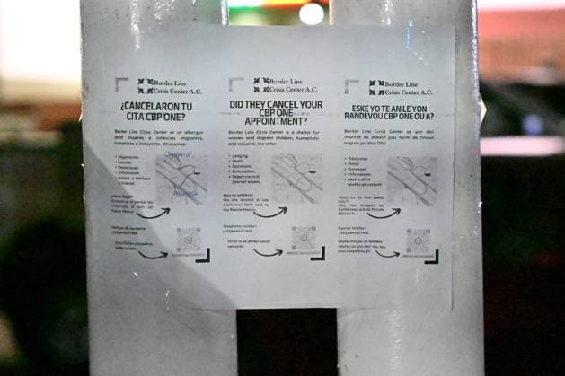 Mexiko, Asylsuchende an der Grenze zu den USA in Tijuana Trump Shuts Down CBP One Asylum App Posters from migrant advocates provide information for asylum seekers after they wait for hours without getting their CBP One appointments to access shelters for the night at the El Chaparral border port in Tijuana, Mexico, on January 20, 2025. US President Donald Trump, during his inauguration, states that he will issue a raft of executive orders aimed at reshaping citizenship and immigration, starting with the asylum process, among others. Tijuana BAJA CALIFORNIA Mexico  Copyright: xCarlosxMorenox originalFilename: moreno-thetrump250120_npwuY.jpg