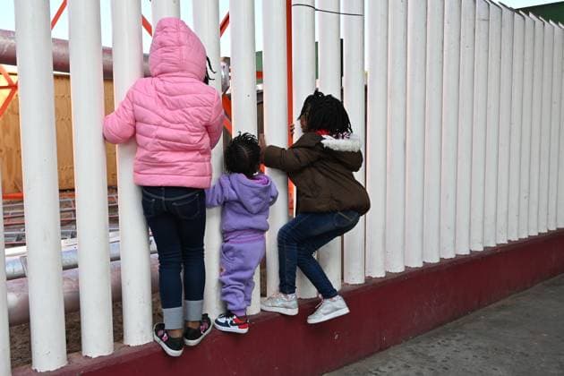 Mexiko, Asylsuchende an der Grenze zu den USA in Tijuana January 20, 2025, Tijuana, Baja California, Mexico: Migrant children from Haiti play as they wait for their CBP One appointments at the El Chaparral border port in Tijuana, Mexico. US President Donald Trump during his inauguration said that he will issue a raft of executive orders aimed at reshaping citizenship and immigration starting with the asylum process among others. The Trump administration shut down the CBP One app for migrants. The Biden-era process allowed nearly 1 million migrants to enter the US at legal border crossings since the app initiated. Tijuana Mexico - ZUMAm180 20250120_zip_m180_008 Copyright: xCarlosxA.xMorenox