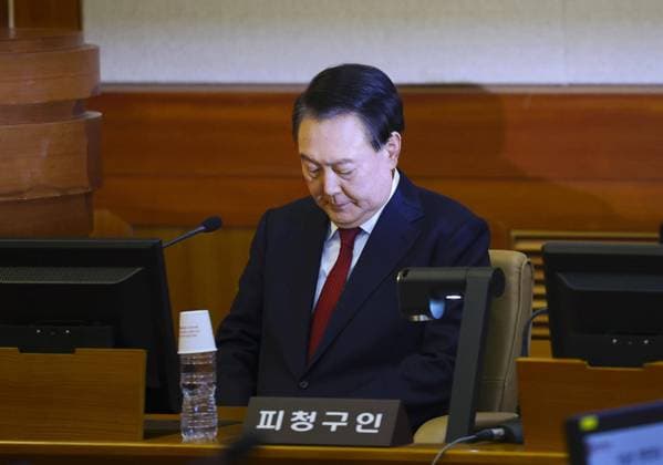 Bilder des Jahres 2025, News 01 Januar News Themen der Woche KW04 News Bilder des Tages Impeached S. Korean president attends court hearing Impeached South Korean President Yoon Suk Yeol attends his impeachment trial at the Constitutional Court for the first time in Seoul on Jan. 21, 2025, over his Dec. 3 martial law declaration. (Pool photo)  A14AA0004020163P