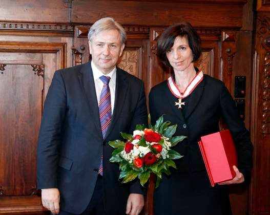 Prof. Jutta Allmendinger nachtraeglich mit dem Berliner Landesorden geehrt durch Klaus Wowereit, Allemendinger ist Praesidentin des Wissenschaftszentrums Berlin, Berlin Deutschland, Germany *** Prof Jutta Allmendinger subsequently with the Berlin National Order honoured through Klaus Wowereit%2C Allemendinger is President of Science Center Berlin, Berlin Germany, Germany