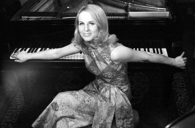 Annerose Schmidt Die deutsche Pianistin und Hochschullehrerin Annerose Schmidt im Porträt beim Fotoshooting an einem Klavierflügel, DDR um 1965. Ost-Berlin Deutschland (DDR) *** Annerose Schmidt the German Pianist and University teacher Annerose Schmidt at Portrait at Photo shoot to a Grand piano, GDR at 1965 East Berlin Germany GDR Copyright: TassiloxLeher LEH_91020000876 Nur redaktionelle Nutzung Editorial usage only EDITORIAL USE ONLY