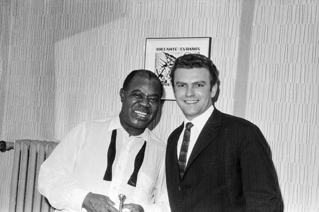 Louis Armstrong Delegation und DDR-Kunstschaffende in Berlin Louis Armstrong mit DDR-Fotograf Tassilo Leher beim Bankett beim Besuch von ersterem und seinen All-Stars, Berlin 1965. Ost-Berlin Deutschland (DDR) *** Louis Armstrong Delegation and GDR Artists in Berlin Louis Armstrong with GDR Photographer Tassilo Leher at Banquet at Visit from the former and its All Stars, Berlin 1965 East Berlin Germany GDR Copyright: TassiloxLeher LEH_91020000887 Nur redaktionelle Nutzung Editorial usage only EDITORIAL USE ONLY