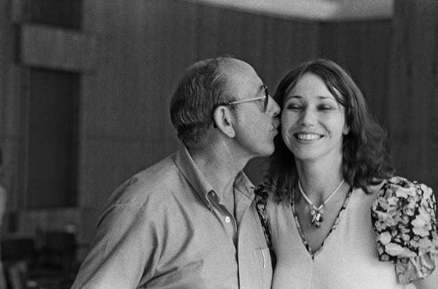 Musikindustrie-Treff in Ost-Berlin Der niederländische Komponist Harry de Groot Arm in Arm mit der deutschen Schlagersängerin, Chansonsängerin und Rundfunkmoderatorin Regina Thoss bei einem Treffen der Musikindustrie in Ost-Berlin, DDR um 1973. Ost-Berlin Deutschland (DDR) *** Music industry Meet in East Berlin the Dutch Composer Harry de Groot Arm in Arm with the Germans Pop singer, Chanson singer and Radio presenter Regina Thoss at a Meeting the Music industry in East Berlin, GDR at 1973 East Berlin Germany GDR Copyright: TassiloxLeher LEH_91020000923 Nur redaktionelle Nutzung Editorial usage only EDITORIAL USE ONLY