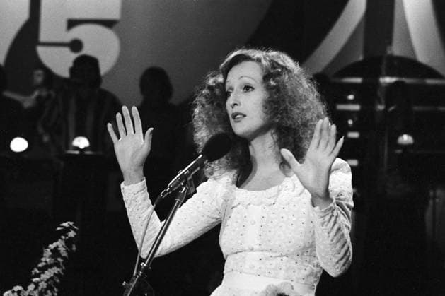 Veronika Fischer (Dresden 75) Die deutsche Sängerin Veronika Fischer mit Locken auf der Bühne bei ihrem Auftritt beim Internationalen Schlagerfestival Dresden 75, wo sie mit ihrem Song Dass ich eine Schneeflocke wär den 1. Platz belegte, DDR 1975. Dresden Sachsen Deutschland (DDR) *** Veronika Fischer Dresden 75 the German Singer Veronika Fischer with lure at the Stage at their Appearance at International Song Festival Dresden 75, where you with their Song that Me a Snowflake would be the 1 Place occupied, GDR 1975 Dresden Saxony Germany GDR Copyright: TassiloxLeher LEH_91020001094 Nur redaktionelle Nutzung Editorial usage only EDITORIAL USE ONLY