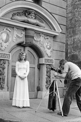 Veronika Fischer (Dresden 75) Die deutsche Sängerin Veronika Fischer wird vor einer Kirche fotografiert, nachdem sie beim Internationalen Schlagerfestival Dresden 75 mit dem Song Dass ich eine Schneeflocke wär siegte, DDR 1975. Dresden Sachsen Deutschland (DDR) *** Veronika Fischer Dresden 75 the German Singer Veronika Fischer will before a Church photographed, after you at International Song Festival Dresden 75 with the Song that Me a Snowflake would be won, GDR 1975 Dresden Saxony Germany GDR Copyright: TassiloxLeher LEH_91020001096 Nur redaktionelle Nutzung Editorial usage only EDITORIAL USE ONLY