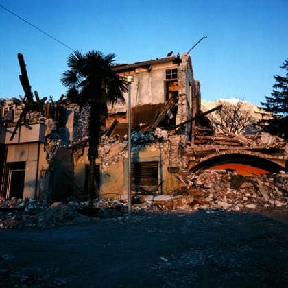 Venetien Die Folgen des Erdbebens von Friaul zeigen zerstörte Häuser und Schutt in Venetien, Italien, mit Bergen im Hintergrund, Italien um 1976. Venetien Italien *** Veneto the Consequences of Earthquake from Friuli show destroyed Houses and Schutt in Veneto, Italy, with Bergen at Background, Italy at 1976 Veneto Italy Copyright: LeonorexAnder LEO_900200000844