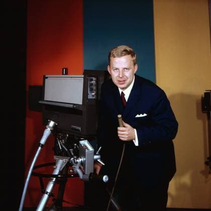 Hans-Georg Ponesky Der deutsche Fernseh- und Showmoderator Hans-Georg Ponesky posiert mit Mikrofon vor der Kamera im Fernsehstudio für ein Porträt-Fotoshooting, DDR um 1978. Ost-Berlin Deutschland (DDR) *** Hans Georg Ponesky the German Television and Show host Hans Georg Ponesky poses with Microphone before the Camera at Television studio for a Portrait Photo shoot, GDR at 1978 East Berlin Germany GDR Copyright: TassiloxLeher LEH_91020001154 Nur redaktionelle Nutzung Editorial usage only EDITORIAL USE ONLY