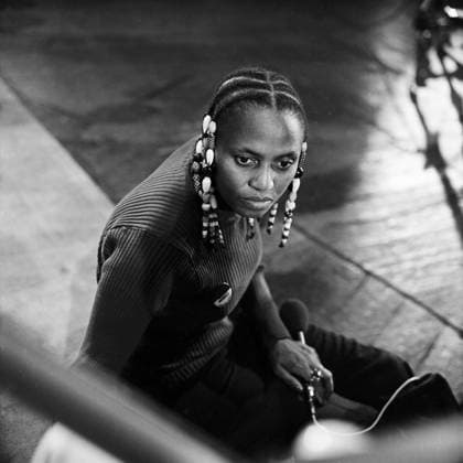 Miriam Makeba (DDR-Auftritt) Die legendäre südafrikanische Sängerin, Songschreiberin, Schauspielerin und Aktivistin Miriam Makeba (Zenzile Miriam Makeba), aka Mama Africa, die mit einem Sonderkonzert den Höhepunkt der zweiten Hälfte des 15. Festivals des politischen Liedes im neu-erbauten Ost-Berliner Friedrichstadt-Palast markierte. Den Auftritt nahm sie außerdem als Möglichkeit nahm, um das Apartheid-System in ihrem Heimatland anzuprangern und um die Bemühungen um Nelson Mandelas Freilassung der DDR-Öffentlichkeit näher zu bringen, DDR 1985. The legendary South African singer, songwriter, actress and activist Miriam Makeba (Zenzile Miriam Makeba), aka Mama Africa, marked the highlight of the second half of the 15th Festival o Copyright: TassiloxLeher LEH_91020001168 Nur redaktionelle Nutzung Editorial usage only EDITORIAL USE ONLY