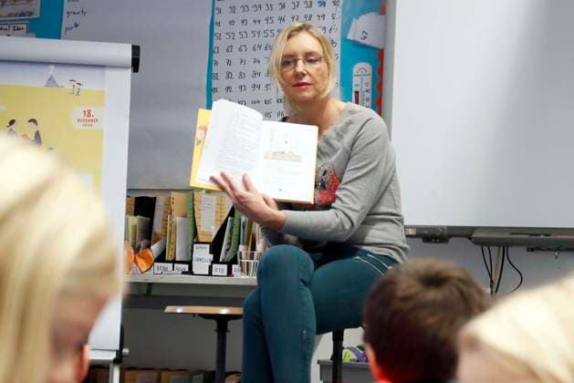 Jette Joop, Designerin, beteiligt sich am bundesweiten Vorlesetag in Berlin und liest Schuelern vor, Berlin Deutschland, Germany