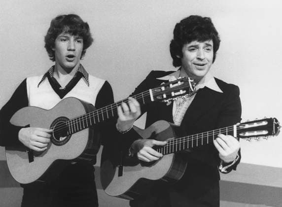 Wie der Vater - so der Sohn Wie der Vater - so der Sohn, Musiksendung, Deutschland 1977, Mitwirkende: Tony Marshall (rechts) und Sohn Marc., Hamburg Hamburg Deutschland *** like the Father SO the Son like the Father SO the Son, Music program, Germany 1977, Contributors Tony Marshall right and Son Marc , Hamburg Hamburg Germany Copyright: Roba ROB_27935 EDITORIAL USE ONLY