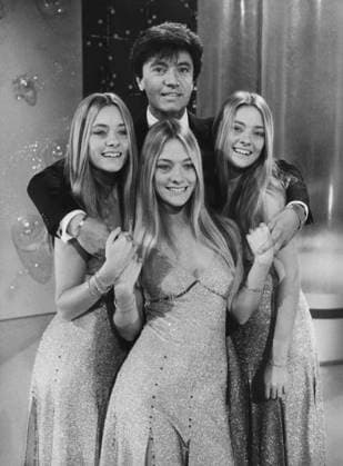 Rex Gildo Show Rex Gildo Show, Fernsehshow, Gastgeber Rex Gildo mit den Trix Drillingen (die alle drei Maria heißen) aus Argentinien, Deutschland 1981., Deutschland *** Rex Gildo Show Rex Gildo Show, TV show, Host Rex Gildo with the Trix Triplets the all Three Maria Hot from Argentina, Germany 1981 , Germany Copyright: Roba ROB_27957 EDITORIAL USE ONLY