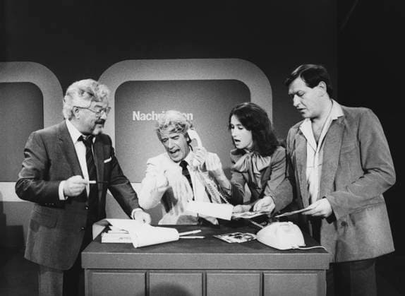 Rudis Tagesshow Rudis Tagesshow - Die witzigsten Nachrichten der Welt, die schönsten Sketche, die frechsten Musikvideos - Rudi Carrell wird dabei unterstützt und behindert von Klaus Havenstein, Beatrice Richter und Diether Krebs, Deutschland 1981., Bremen Bremen Deutschland *** Rudis DAILY SHOW Rudis DAILY SHOW the funniest News the World, the Most Beautiful Sketches, the insolent Music videos Rudi Carrell will thereby supports and disabled from Klaus Havenstein, Beatrice Judges and Diether Cancer, Germany 1981 , Bremen Bremen Germany Copyright: Roba ROB_27960 EDITORIAL USE ONLY