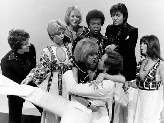 8x1 in Noten 8x1 in Noten, Show mit PeterKraus (unten Mitte), Deutschland 1975, Mitwirkende (v.l.n.r.): Michael Schanze, Gitte Haenning, Alice oder Ellen Kessler, Roberto Blanco, Rex Gildo und Wencke Myhre. Im Arm von Peter Kraus: Alice oder Ellen Kessler., Hamburg Hamburg Deutschland *** 8x1 in Sheet music 8x1 in Notes, Show with PeterKRAUS below Middle , Germany 1975, Contributors V l n r Michael Ski jump, Gitte Haenning, Alice Or Ellen Kessler, Roberto Blanco, Rex Gildo and Wencke Myhre at Arm from Peter Kraus Alice Or Ellen Kessler , Hamburg Hamburg Germany Copyright: Roba ROB_27992 EDITORIAL USE ONLY