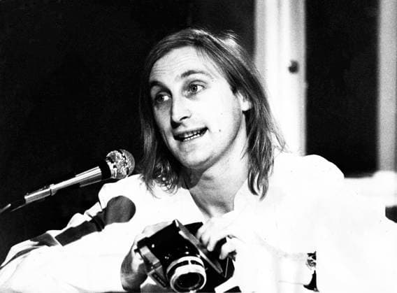 Otto Show Otto Show, Sketchshow von und mit Otto Waalkes, Deutschland 1977, hier als Fotograf, Hamburg Hamburg Deutschland *** Otto Show Otto Show, Sketch show from and with Otto Waalkes, Germany 1977, here as Photographer, Hamburg Hamburg Germany Copyright: Roba ROB_28016 EDITORIAL USE ONLY