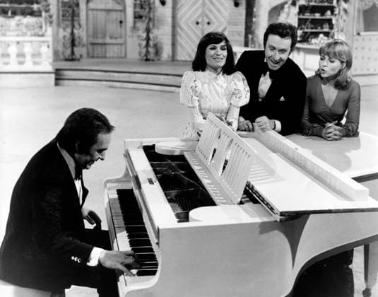 Peter Alexanders Wunschkonzert Peter Alexanders Wunschkonzert, Fernsehshow, Deutschland 1976, Mitwirkende: Paul Kuhn (am Fliügel), Mary Roos, Peter Alexander und Cornelia Conny Froboess, Deutschland *** Peter Alexander s Request Concert Peter Alexander s Concert of wishes, TV show, Germany 1976, Contributors Paul Kuhn on Tiles , Mary Roos, Peter Alexander and Cornelia Conny Froboess, Germany Copyright: Roba ROB_28035 EDITORIAL USE ONLY