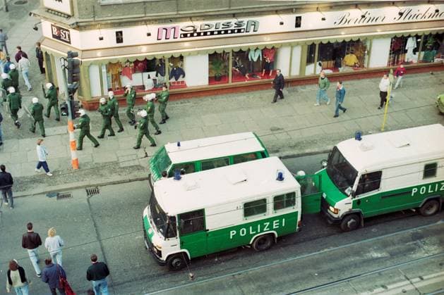 Berlin Dimitroffstraße Polizeibereitschaft am Bahnhof Dimitroffstraße (heute Eberswalder Straße) im ehemaligen Ost-Berlin, vermutlich wegen der Proteste zum 1. Mai, fotografiert aus der Wohnung des Fotografen Tassilo Leher, Deutschland ca. 1991. Berlin Bahnhof Dimitroffstraße Deutschland *** Berlin Dimitroffstraße Police readiness on Train station Dimitroffstraße Today Eberswalder Street at former East Berlin, probably because of the Protests to 1 May, photographed from the Apartment of Photographers Tassilo Leher, Germany Ca 1991 Berlin Train station Dimitroffstraße Germany Copyright: TassiloxLeher LEH_91020001230 Nur redaktionelle Nutzung Editorial usage only EDITORIAL USE ONLY