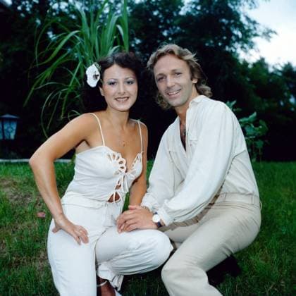 Muck & Evelin ( Stop, Stop Mimi Und Tom ) Das Schlagerpaar Muck & Evelin, bestehend aus Hartmut Schulze Gerlach und Evelin Merzdorf am Pool bei einem Fotoshooting für das Cover ihrer Single Stop, Stop Mimi Und Tom , DDR 1981. Deutschland (DDR) *** Muck Evelin Stop, Stop Mimi and Tom the Schlagerpaar Muck Evelin, existing from Hartmut Schulze Gerlach and Evelin Merzdorf on Pool at a Photo shoot for the Cover their Single Stop, Stop Mimi and Tom , GDR 1981 Germany GDR Copyright: TassiloxLeher LEH_91020001276 Nur redaktionelle Nutzung Editorial usage only EDITORIAL USE ONLY