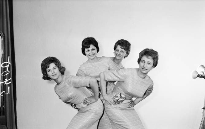 Kolibris Das Gesangsquartett Kolibris , bestehend ausSigrid Schultz, Rita Norbey, Eva Klein und Christa Wollermann bei einem Fotoshoot im Fotostudio von Tassilo Leher in Ost-Berlin, DDR 1962. Ost-Berlin Deutschland (DDR) *** Hummingbirds the Vocal quartet Hummingbirds , existing fromSigrid Schultz, Rita Norbey, Eva Small and Christa Wollermann at a Photo Shoot at Photo Studio from Tassilo Leher in East Berlin, GDR 1962 East Berlin Germany GDR Copyright: TassiloxLeher LEH_91020001410 Nur redaktionelle Nutzung Editorial usage only EDITORIAL USE ONLY