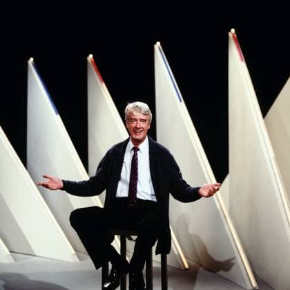 RECORD DATE NOT STATED HERZBLATT Herzblatt - Eine Show zum Verlieben, ARD Flirtshow, 1988, Moderation: Rudi Carrell, hier beim Fototermin., Deutschland Copyright: kpa kpa_55045798 EDITORIAL USE ONLY