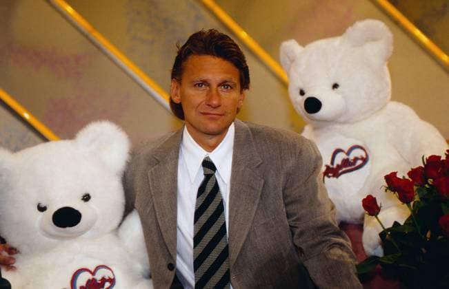 RECORD DATE NOT STATED HERZBLATT Herzblatt - Eine Show zum Verlieben, ARD Flirtshow, 1996, Moderation: Rainhard Fendrich, er wurde Rudi Carrell s Nachfolger und moderierte ab 27. September 1993, hier beim Fototermin mit Herzblatt Teddybären., Deutschland Copyright: kpa kpa_55045811 EDITORIAL USE ONLY