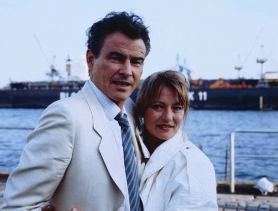 DIE FRÄULEIN VON DAMALS Die Fräulein von damals, ARD Fernsehfilm, 1986, Regie: Dietrich Haugk, Bild: Horst Buchholz und Karin Baal beim Fototermin am Hamburger Hafen, 1985., Hamburg Deutschland Copyright: kpa kpa_55045824 EDITORIAL USE ONLY