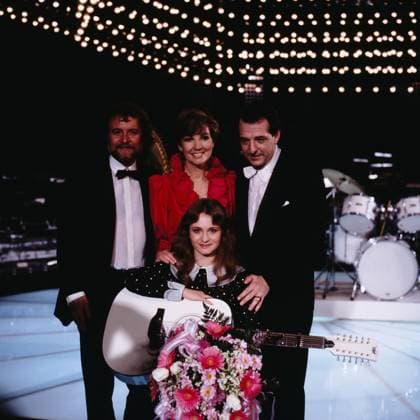 EUROVISION SONG CONTEST 1982 Eurovision Song Contest 1982, aka Grand Prix Eurovision de la Chanson, in Harrogate, Vereinigtes Königreich Großbritannien, 24. April 1982, Bild: Liedtexter Ralph Meinunger, Sängerin Nicole, glückliche Gewinnerin des Eurovision Song Contest 1982, Carolin Reiber und Ralph Siegel, er komponierte das Siegerlied: Ein bißchen Frieden., Harrogate UK Copyright: kpa kpa_55045862 EDITORIAL USE ONLY