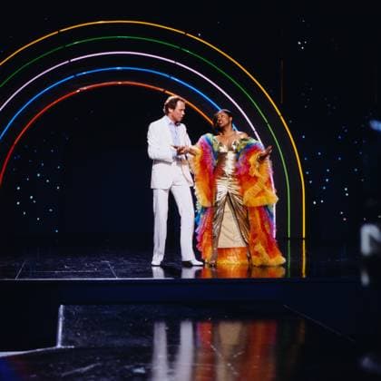 HALLO PETER Hallo Peter, ZDF Musiksendung, 1982, Peter Kraus Show, Bild: Gastgeber Peter Kraus mit Sängerin Joan Orleans auf der Showbühne., Deutschland Copyright: kpa kpa_55045875 EDITORIAL USE ONLY