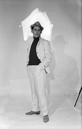 Bobby Bölke Der deutsche Komiker Bobby Bölke, Sketchpartner von Eberhard Cohrs, im Porträt beim Fotoshooting im Ost-Berliner Fotostudio von Tassilo Leher, DDR 1966. Der Fotograf hat mit einem roten Permanentmarker den Hintergrund versucht anzupassen. Ost-Berlin Deutschland (DDR) *** Bobby Bölke the German Comedian Bobby Bölke, Sketch partner from Eberhard Cohrs, at Portrait at Photo shoot at East Berlin Photo Studio from Tassilo Leher, GDR 1966 the Photographer has with a Red Permanent marker the Background tries Denounce adapt East Berlin Germany GDR Copyright: TassiloxLeher LEH_91020001429 Nur redaktionelle Nutzung Editorial usage only EDITORIAL USE ONLY