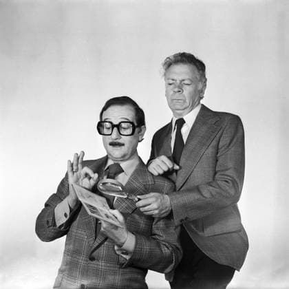 Herricht & Preil Das Komikerduo Herricht & Preil, bestehend aus Rolf Herricht und Hans-Joachim Preil, beim Herumdödeln bei einem Fotoshooting für die Platte Eine 2. Stunde Gute Laune , DDR 1976. Ost-Berlin Deutschland (DDR) *** Herricht Preil the Komikerduo Herricht Preil, existing from Rolf Herricht and Hans Joachim Preil, at Goofing off at a Photo shoot for the Plate a 2 Hour Good Mood , GDR 1976 East Berlin Germany GDR Copyright: TassiloxLeher LEH_91020001439 Nur redaktionelle Nutzung Editorial usage only EDITORIAL USE ONLY