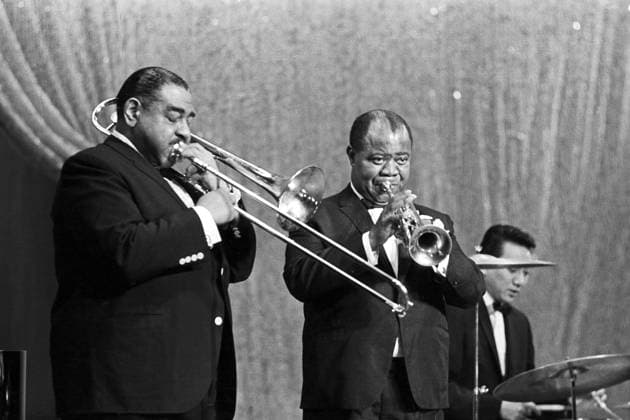 Louis Armstrong & His All-Stars in Ost-Berlin Der U.S.-Amerikanische Jazzmusiker Louis Armstrong mit dem Posaunisten Tyree Glenn (links) auf der Bühne beim Auftritt im Ost-Berliner Friedrichstadt-Palast; hinter ihnen der Schlagzeuger Danny Barcelona, DDR 1965. Ost-Berlin Friedrichstadt-Palast Deutschland (DDR) *** Louis Armstrong His All Stars in East Berlin the U S American Jazz musician Louis Armstrong with the Trombonists Tyree Glenn left at the Stage at Appearance at East Berlin Friedrichstadt Palace behind them the Drummer Danny Barcelona, GDR 1965 East Berlin Friedrichstadt Palace Germany GDR Copyright: TassiloxLeher LEH_91020001444 Nur redaktionelle Nutzung Editorial usage only EDITORIAL USE ONLY