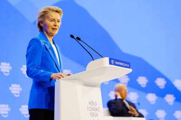 Bilder des Jahres 2025, News 01 Januar News Themen der Woche KW04 News Bilder des Tages World Economic Forum Annual Meeting 2025 in Davos Klaus Schwab, Founder and Chairman of the Board of Trustees, World Economic Forum, Switzerland; Ursula von der Leyen, President of the European Commission; speaking in Special Address by Ursula von der Leyen, President of the European Commission session at the World Economic Forum Annual Meeting 2025 in Davos-Klosters, Switzerland, 21 1 2025, 10:50 11:20 at Congress Centre - Congress Hall. Plenary. Copyright: World Economic Forum Boris Baldinger, Credit:BB Avalon Switzerland, GR, DAVOS, 46Â°48 36 N 9Â°50 3 E  Copyright: xBBx xAvalonx 0956044694