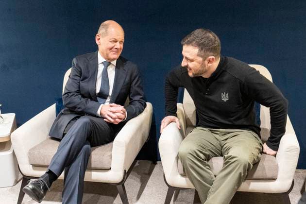 News Themen der Woche KW04 News Bilder des Tages Davos, Graubünden, Schweiz, 21.01.2025: Kongresszentrum: Weltwirtschaftsforum: Bundeskanzler Olaf Scholz (SPD) und der ukrainische Präsident Wolodymyr Selenskyj bei einem Gespräch *** Davos, Graubünden, Switzerland, 21 01 2025 Congress Center World Economic Forum Federal Chancellor Olaf Scholz SPD and Ukrainian President Volodymyr Selenskyj at a meeting Copyright: xBergmann,xGuido BPA dtsxNachrichtenagenturx dts_56188