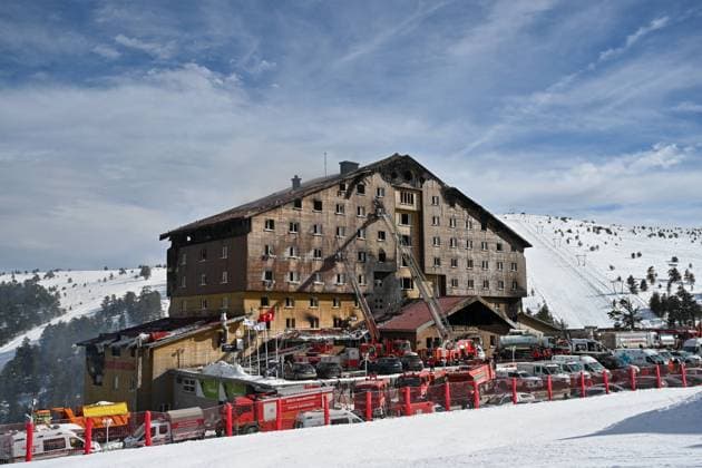 Bilder des Jahres 2025, News 01 Januar News Themen der Woche KW04 News Bilder des Tages Death Toll Rises To 66 In Ski Resort Hotel Fire In Bolu - Turkey A view of the area as fire brigades responding to a fire that broke out in a hotel in Bolu Kartalkaya Ski Center, on January 21, 2025 in Bolu, Turkey. At least 66 people died and 51 others were injured in a fire that broke out at a hotel in Kartalkaya ski resort, local authorities said on Tuesday. Photo by Mert Gokhan Koc DIA images ABACAPRESS.COM Bolu Turkey  Copyright: xDIAxImages ABACAx