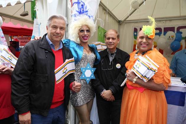 Klaus Wowereit und Yakov Hadas-Handelsman der Israelische Botschafter auf dem 23. Lesbisch - schwules Stadtfest am 20 21.06.2015 am Nollendorfplatz, Berlin. Berlin Germany *** Klaus Wowereit and Yakov Hadas HANDELSMAN the Israeli Ambassador at the 23 lesbian Gay City festival on 20 21 06 2015 on Nollendorfplatz, Berlin Berlin Germany