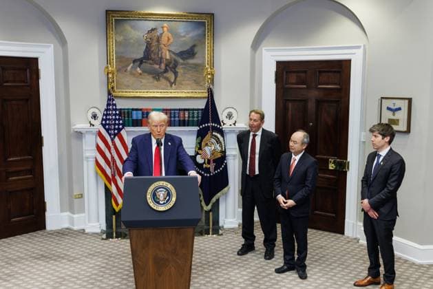 News Themen der Woche KW04 News Bilder des Tages President Donald Trump gives remarks on AI Infrastructure as Larry Ellison, Chief technology officer of Oracle, Junichi Miyakawa, CEO of SoftBank Corp, Sam Altman, CEO of OpenAI look on in the Roosevelt Room of the White House in Washington DC, on Tuesday, January 21, 2025. President Trump announced up to $500 billion AI (Artificial Intelligence) private sector infrastructure investment in the United States.  WASP20250121140 AaronxScwartz