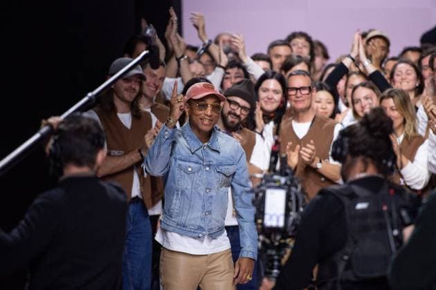 Bilder des Jahres 2025, Entertainment 01 Januar Entertainment Themen der Woche KW04 Entertainment Bilder des Tages PFW Louis Vuitton Runway Designer Pharrell Williams makes an appearance on the runway during the Louis Vuitton Menswear Fall-Winter 2025 2026 show as part of Paris Fashion Week in Paris, France on January 21, 2025. Photo by Aurore Marechal ABACAPRESS.COM Paris France  Copyright: xMarechalxAurore ABACAx
