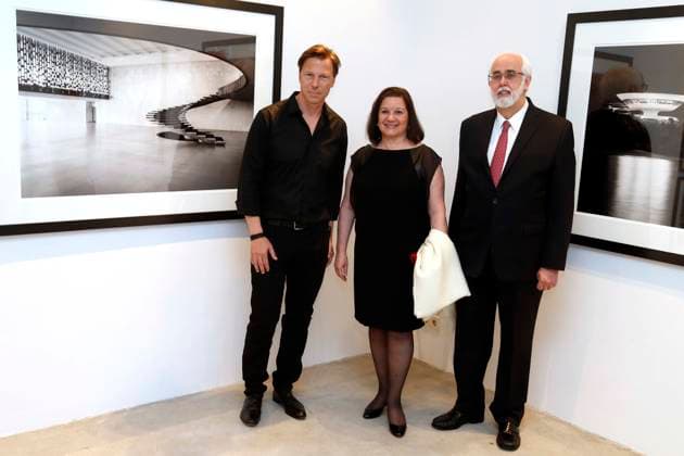 Olaf Heine, Fotograf, bei der Vernissage seiner Ausstellung BRAZIL in der Galerie CWC, Camera Work Contemporary, in Berlin, mit der brasilianischen Botschafterin Maria Luiza Ribeiro Viotti und Ehemann, Berlin Deutschland, Germany *** Olaf Heine, Photographer, at the Vernissage its Exhibition Brazil in the Gallery CWC, Camera Work Contemporary, in Berlin, with the Brazilian Ambassador Maria Luiza Ribeiro Viotti and Husband, Berlin Germany, Germany