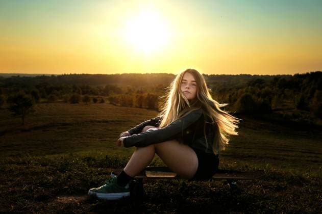 Beautiful teen girl sitting on skateboard at sunset Wooster, Ohio, United States CR_JOKU250121-1636119-01 ,model released, Symbolfoto