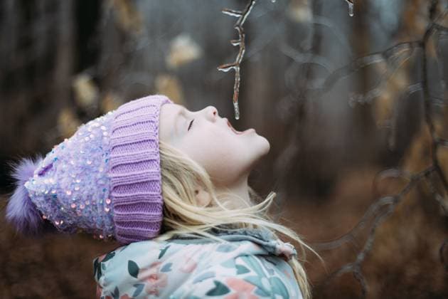 Winter portrait of child in forest under icy branches McClure, Illinois, United States CR_WEKW25012044-1636543-01 ,model released, Symbolfoto