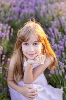 Portrait Girl with blond Hair in Lavender Field, cover Provins, Île-de-France, France CR_UUAB250121B-1630329-01 ,model released, Symbolfoto