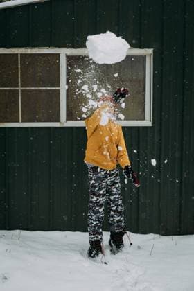 Child throwing giant snow ball on winter day McClure, Illinois, United States R_WEKW25012044-1636563-01 ,model released, Symbolfoto