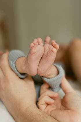 Baby bare feet in parents hands Springfield, Virginia, United States R_WIXS250120-1610244-01