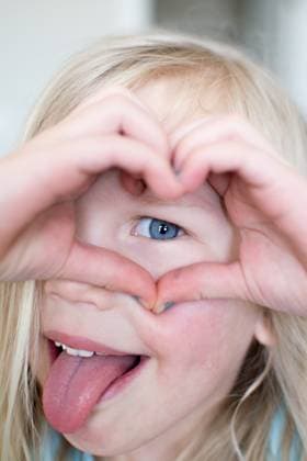 Child making a heart with hands over eye. Syracuse, Utah, United States R_WMWJ250121C-1637178-01 ,model released, Symbolfoto