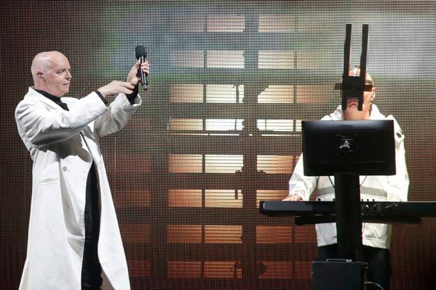Pet Shop Boys, Saenger Neil Tennant, Keyboarder Chris Lowe, im Konzert live in der Uber Arena in Berlin, Musik, Pop, Berlin Deutschland, Germany