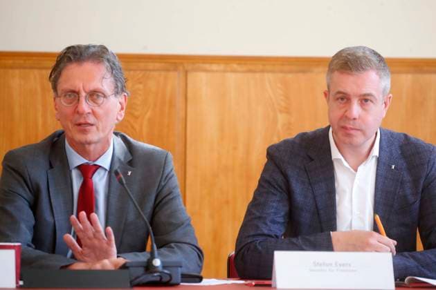 Neue Kooperationsvereinbarung mit landeseigenen Wohnungs-unternehmen abgeschlossen Maßvolle Mietsteigerungen und verbesserter Schutz für Haushalte mit niedrigem Einkommen, Der Senat und die landeseigenen Wohnungsunternehmen (LWU) haben ihr gemeinsames Regelwerk für eine soziale und nachhaltige Bewirtschaftung ihres Wohnungsbestands aktualisiert. Die neue Kooperationsvereinbarung wurde auf einer PK in Berlin von Stadtentwicklungssenator Christian Gaebler, Finanzsenator Stefan Evers und den beiden Vorständen der Gesobau, Jörg Franzen, und Gewobag, Snezana Michaelis, vorgestellt. Berlin Deutschland, Germany *** New Cooperation agreement with country-owned Apartments Company completed Moderate Rent increases and Improved Protection for House